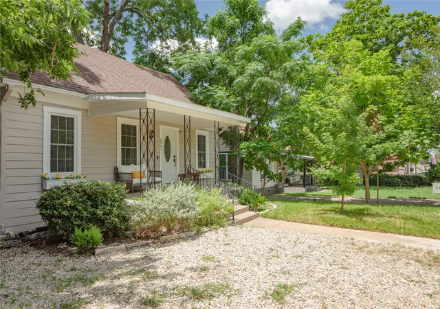 Photo 2 of Single family home for sale at 2521 Washington Ave, Waco, TX 76710 | MLS# 21227820 | Listing updated on 2026-08-23