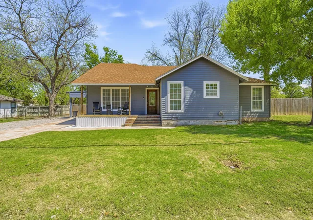 Homes for sale in De Leon, TX | 733 S Austin St, De Leon, TX 76444 | MLS# 21234699