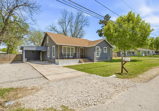 Homes for sale in De Leon, TX | 733 S Austin St, De Leon, TX 76444 | MLS# 21234699