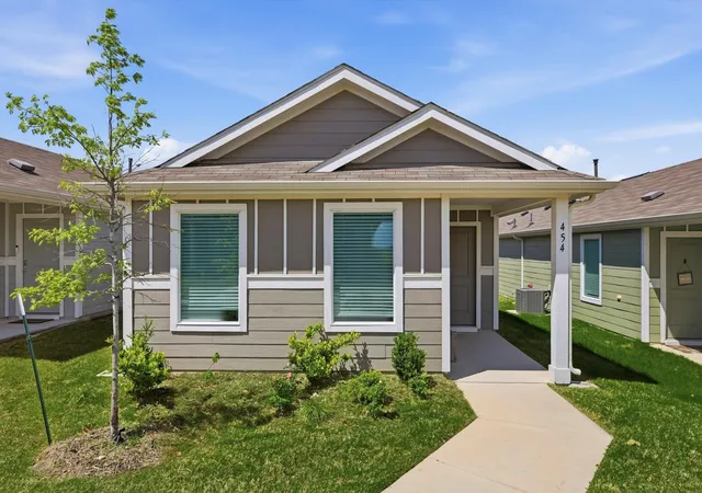 Photo 3 of Single family home for sale at 454 Eagle Wind Wy, Ferris, TX 75125 | MLS# 21233238 | Listing updated on 2026-08-19