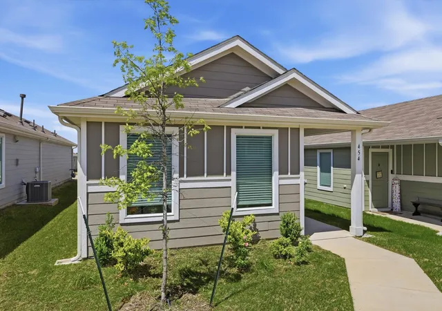 Photo 4 of Single family home for sale at 454 Eagle Wind Wy, Ferris, TX 75125 | MLS# 21233238 | Listing updated on 2026-08-19
