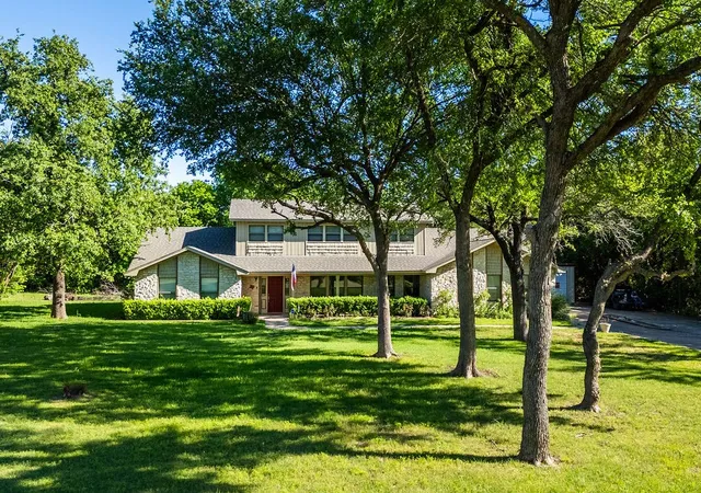 Photo 2 of Sale Pending at 663 Coxs Oak Valley Rd, Waco, TX 76705 | MLS# 21232439 | Listing updated on 2026-08-28