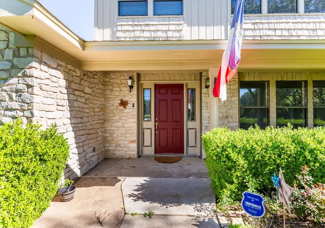 Photo 3 of Sale Pending at 663 Coxs Oak Valley Rd, Waco, TX 76705 | MLS# 21232439 | Listing updated on 2026-08-28