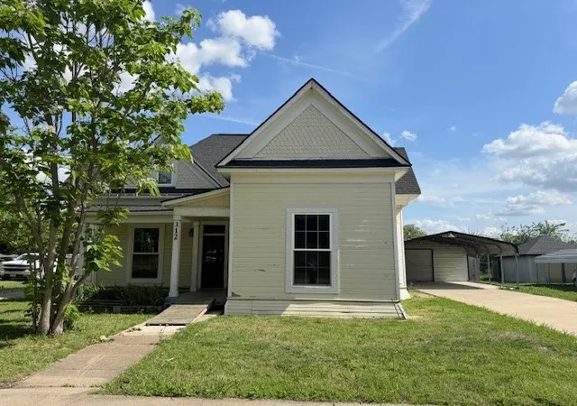 Single family home for sale at 312 Poplar St, Italy, TX 76651 | MLS# 21234680