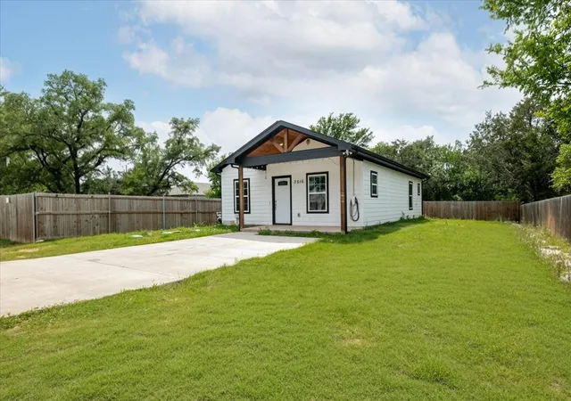 Homes for sale in Granbury, TX | 3516 Tomahawk Dr, Granbury, TX 76048 | MLS# 21234967