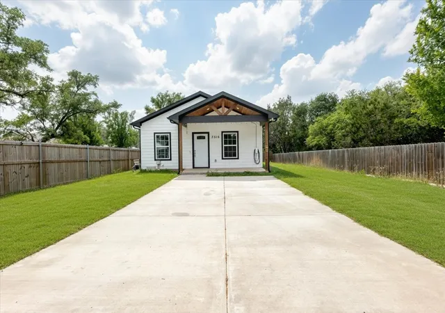 Homes for sale in Granbury, TX | 3516 Tomahawk Dr, Granbury, TX 76048 | MLS# 21234967