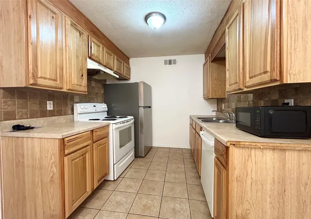 Photo 4 of House for sale at 214 Locust St S, Sulphur Springs, TX 75482 | MLS# 21231847 | Listing updated on 2026-09-01