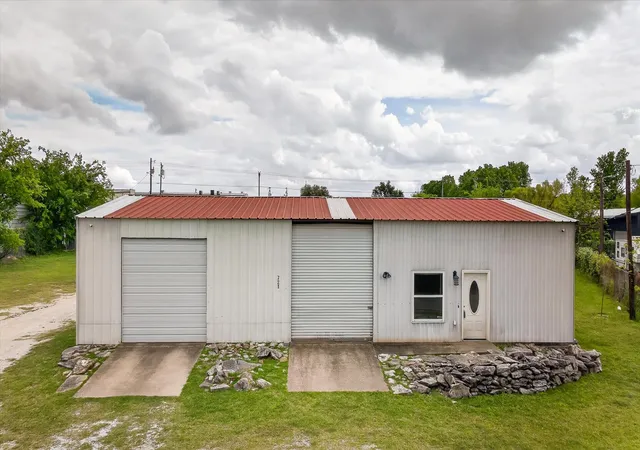 Photo 1 of Single family home for sale at 721 Comanche Cove Dr, Granbury, TX 76048 | MLS# 21233243 | Listing updated on 2026-08-03