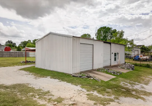 Photo 3 of Single family home for sale at 721 Comanche Cove Dr, Granbury, TX 76048 | MLS# 21233243 | Listing updated on 2026-08-03