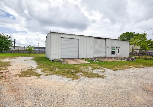 Photo 3 of Single family home for sale at 721 Comanche Cove Dr, Granbury, TX 76048 | MLS# 21233243 | Listing updated on 2026-08-03