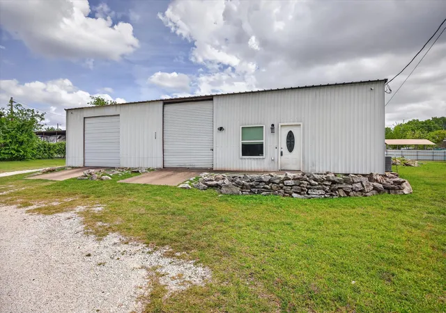 Photo 4 of Single family home for sale at 721 Comanche Cove Dr, Granbury, TX 76048 | MLS# 21233243 | Listing updated on 2026-08-03