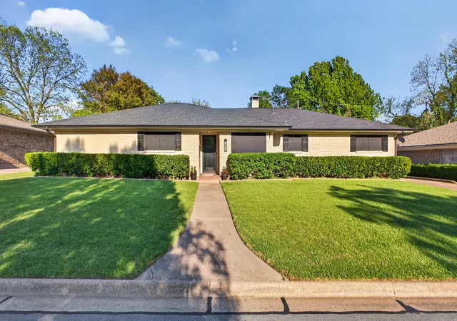 Homes for sale in Bonham, TX | 1907 Wes Hardin Cir, Bonham, TX 75418 | MLS# 21235447
