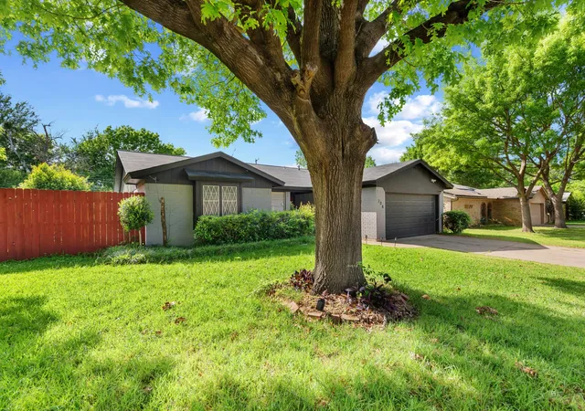 Photo 3 of Sale Pending at 708 Del Mar Ln, Arlington, TX 76012 | MLS# 21235394 | Listing updated on 2026-07-20
