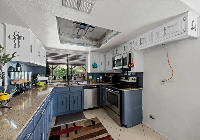 Photo 4 of Sale Pending at 708 Del Mar Ln, Arlington, TX 76012 | MLS# 21235394 | Listing updated on 2026-07-20