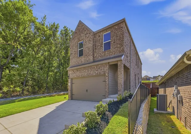 Photo 3 of Single family home for sale at 940 Jefferson Wy, Sherman, TX 75090 | MLS# 21235891 | Listing updated on 2026-10-06