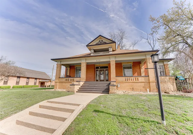 Photo 1 of Single family home for sale at 210 W Elm St, Winnsboro, TX 75494 | MLS# 21235287 | Listing updated on 2026-09-29