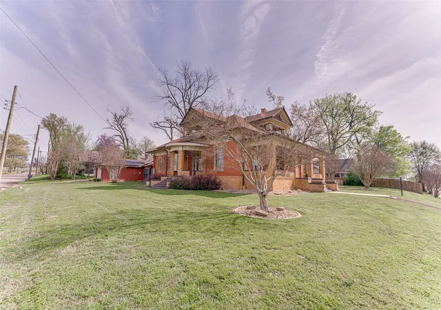 Photo 2 of Single family home for sale at 210 W Elm St, Winnsboro, TX 75494 | MLS# 21235287 | Listing updated on 2026-09-29