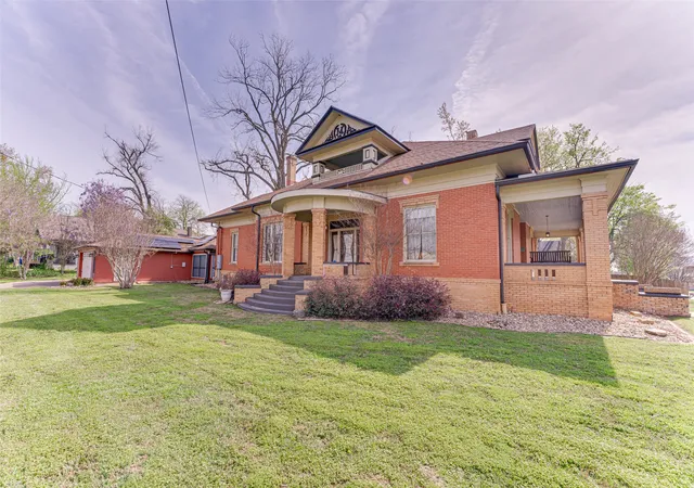 Photo 3 of Single family home for sale at 210 W Elm St, Winnsboro, TX 75494 | MLS# 21235287 | Listing updated on 2026-09-29
