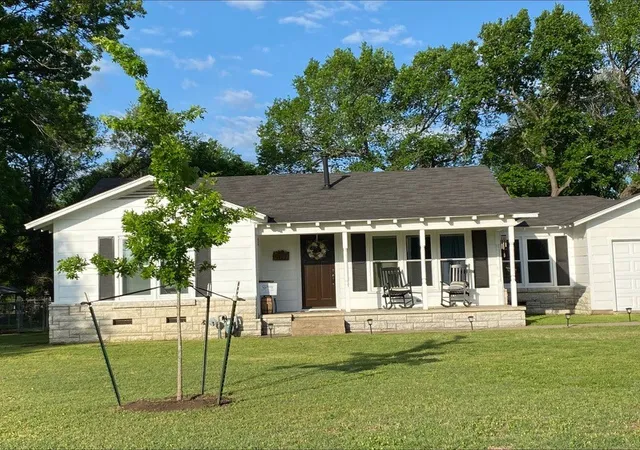 Homes for sale in Hubbard, TX | 907 N Magnolia Ave, Hubbard, TX 76648 | MLS# 21235931
