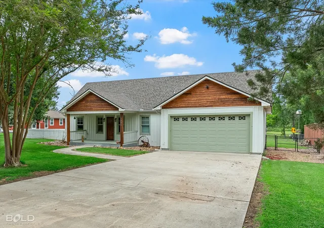 Photo 1 of Sale Pending at 2884 Lakewood Dr, Shreveport, LA 71107 | MLS# 21236066 | Listing updated on 2026-07-27