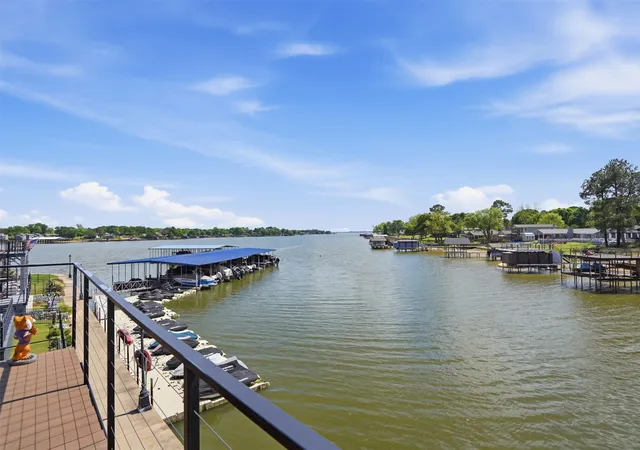 Photo 1 of Single family home for sale at 134 Marina Dr, Mabank, TX 75156 | MLS# 21231399 | Listing updated on 2026-07-11