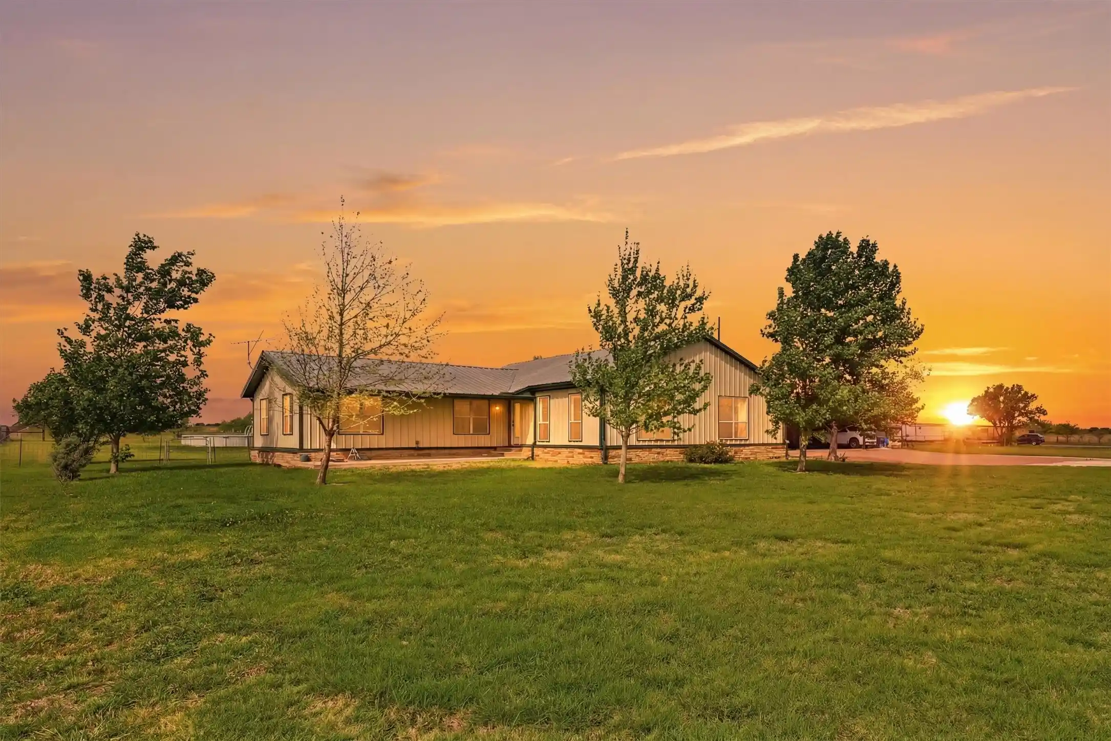 Single family home for sale at 10208 County Road 418, Grandview, TX 76050 | MLS# 21236378