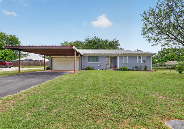 Homes for sale in Springtown, TX | 624 N Avenue A, Springtown, TX 76082 | MLS# 21236559