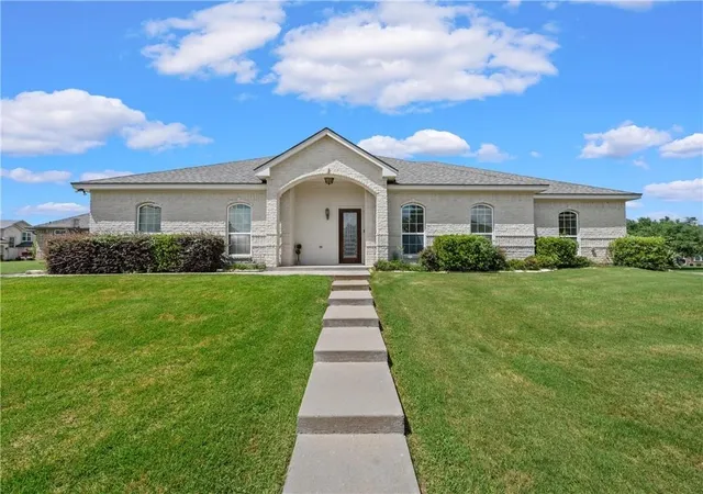 Homes for sale in Waco, TX | 32 North Shore Cir, Waco, TX 76708 | MLS# 21236503
