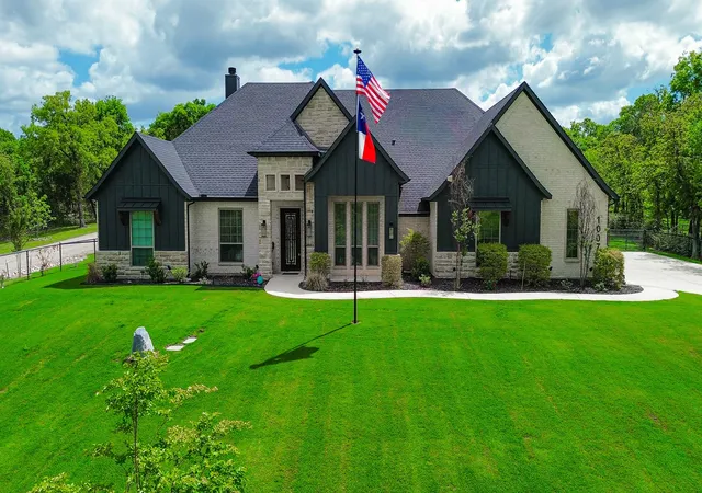 Photo 1 of Single family home for sale at 1007 Glenoaks Dr, Weatherford, TX 76088 | MLS# 21230285 | Listing updated on 2026-10-06