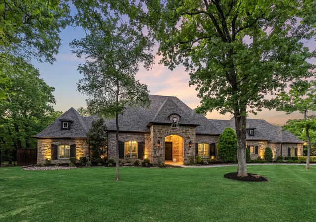 Photo 2 of Single family home for sale at 521 W Waters Edge Wy, Little Elm, TX 75068 | MLS# 21233589 | Listing updated on 2026-09-29
