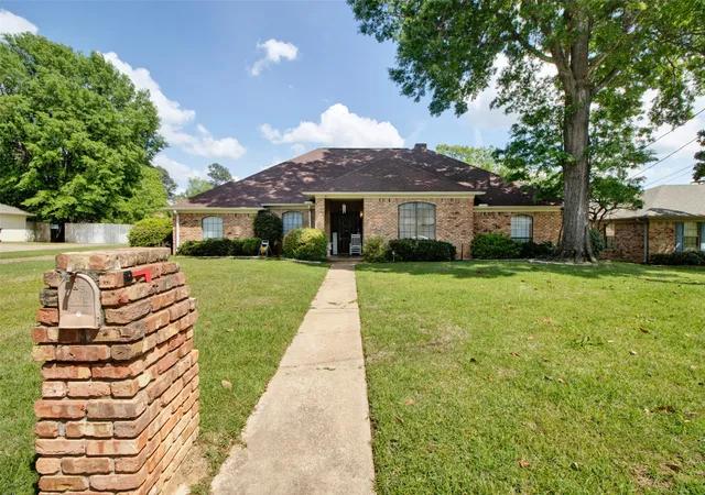 Homes for sale in Longview, TX | 902 Kingsbury Ct, Longview, TX 75604 | MLS# 21236244