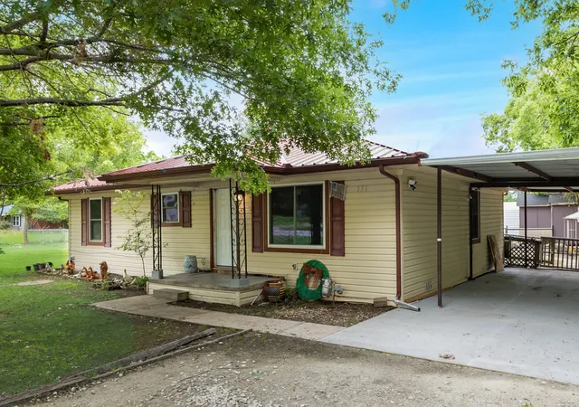 Homes for sale in Point, TX | 571 S 1St St, Point, TX 75472 | MLS# 21237064