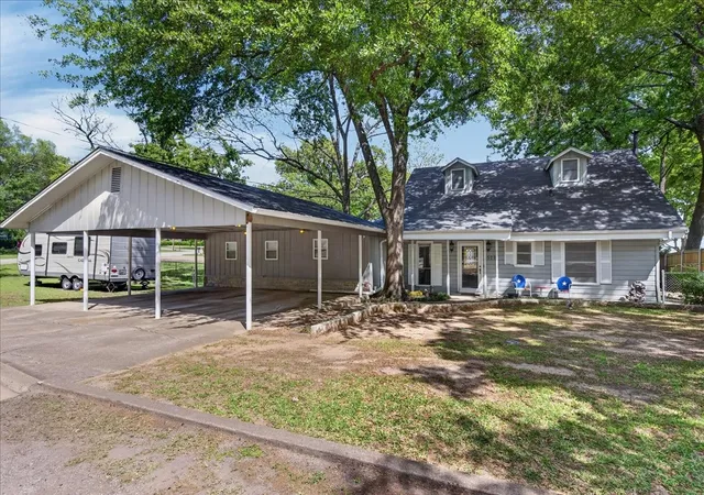 Homes for sale in Tool, TX | 1529 Oak Shore Dr, Tool, TX 75143 | MLS# 21216985