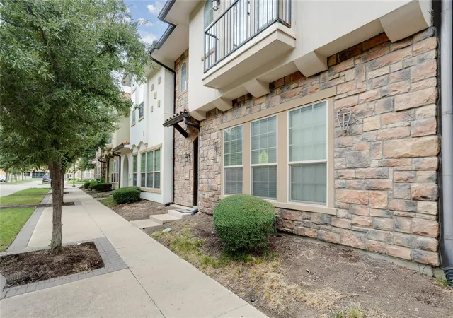 Homes for sale in Irving, TX | 6742 Estrella #26, Irving, TX 75039 | MLS# 21237422