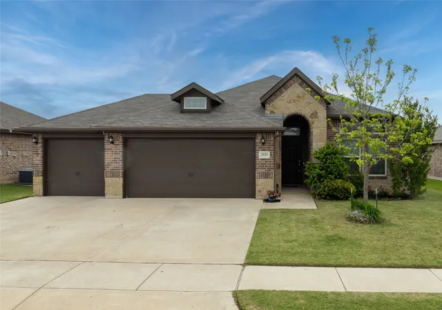 Photo 1 of Single family home for sale at 2525 Silver Fox Trl, Weatherford, TX 76087 | MLS# 21234088 | Listing updated on 2026-07-15
