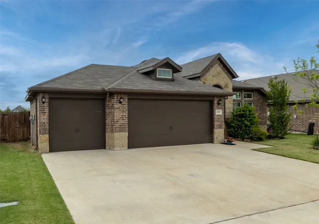Photo 2 of Single family home for sale at 2525 Silver Fox Trl, Weatherford, TX 76087 | MLS# 21234088 | Listing updated on 2026-07-15