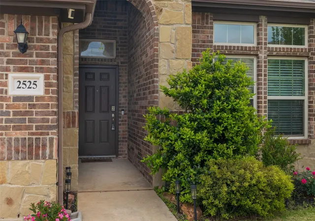 Photo 3 of Single family home for sale at 2525 Silver Fox Trl, Weatherford, TX 76087 | MLS# 21234088 | Listing updated on 2026-07-15