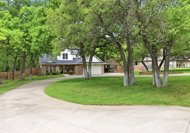 Photo 2 of Sale Pending at 128 Southwinds Dr, Weatherford, TX 76087 | MLS# 21237551 | Listing updated on 2026-08-21