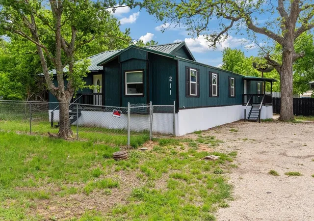 Photo 2 of Manufactured home for sale at 211 Kickapoo Trl, Weatherford, TX 76087 | MLS# 21232173 | Listing updated on 2026-08-27
