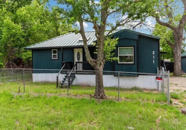 Photo 3 of Manufactured home for sale at 211 Kickapoo Trl, Weatherford, TX 76087 | MLS# 21232173 | Listing updated on 2026-08-27