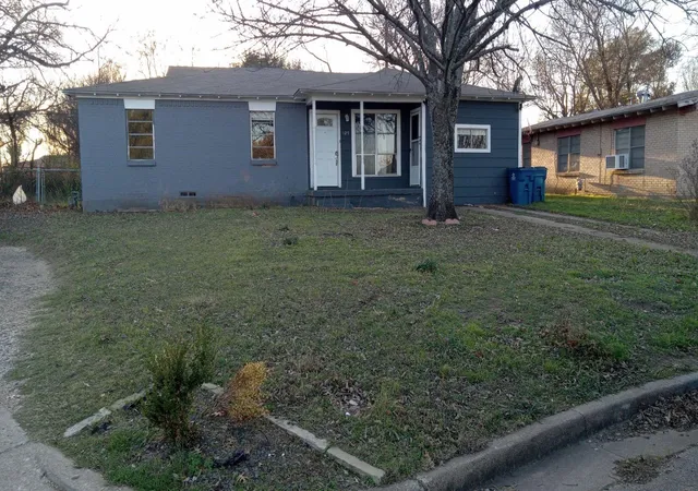 Photo 3 of Single family home for sale at 125 Crockett Dr, Hutchins, TX 75141 | MLS# 21237837 | Listing updated on 2026-08-24