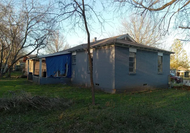 Photo 3 of Single family home for sale at 125 Crockett Dr, Hutchins, TX 75141 | MLS# 21237837 | Listing updated on 2026-08-24