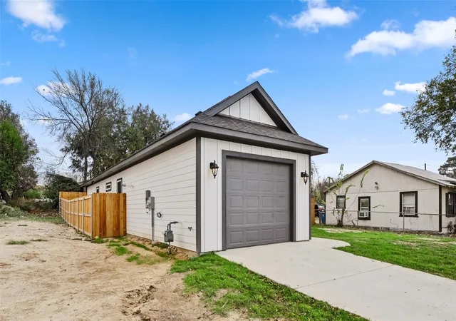 Photo 3 of Single family home for sale at 8025 N Needmore St, Athens, TX 75751 | MLS# 21237960 | Listing updated on 2026-09-23