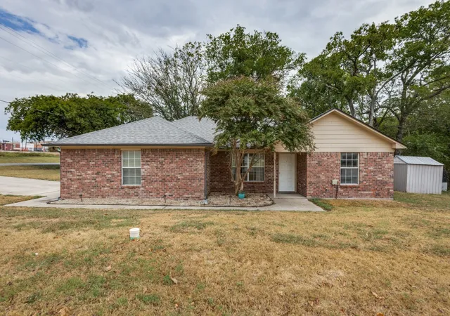 Photo 3 of Single family home for sale at 454 E Fulton St, Van Alstyne, TX 75495 | MLS# 21237982 | Listing updated on 2026-10-07