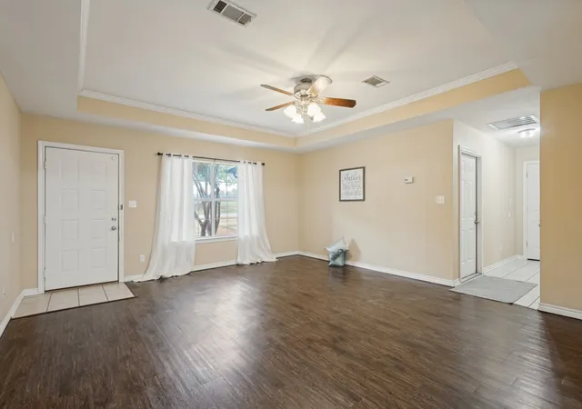 Photo 4 of Single family home for sale at 454 E Fulton St, Van Alstyne, TX 75495 | MLS# 21237982 | Listing updated on 2026-10-07