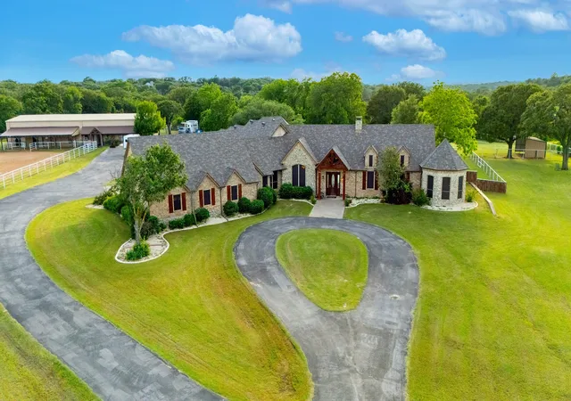 Photo 3 of Single family home for sale at 7583 Mountain View Rd, Aubrey, TX 76227 | MLS# 21237050 | Listing updated on 2026-08-29