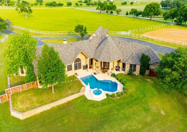 Photo 4 of Single family home for sale at 7583 Mountain View Rd, Aubrey, TX 76227 | MLS# 21237050 | Listing updated on 2026-08-29
