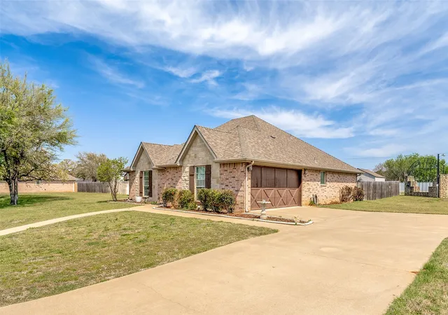 Photo 3 of Single family home for sale at 3901 Bonita Ct, Granbury, TX 76049 | MLS# 21223477 | Listing updated on 2026-08-17