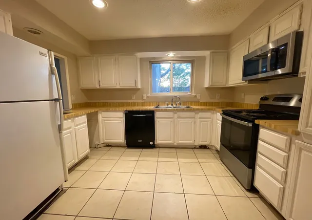 Photo 4 of Townhouse for sale at 9726 Amberton Pkwy, Dallas, TX 75243 | MLS# 21237495 | Listing updated on 2026-09-25