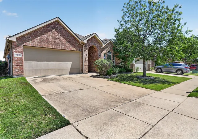 Photo 3 of Sale Pending at 11913 Saint Croix Dr, Frisco, TX 75036 | MLS# 21224445 | Listing updated on 2026-08-26
